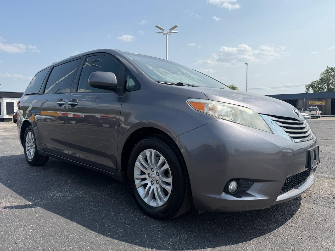 Toyota Sienna XLE 8-Pass V6 2017