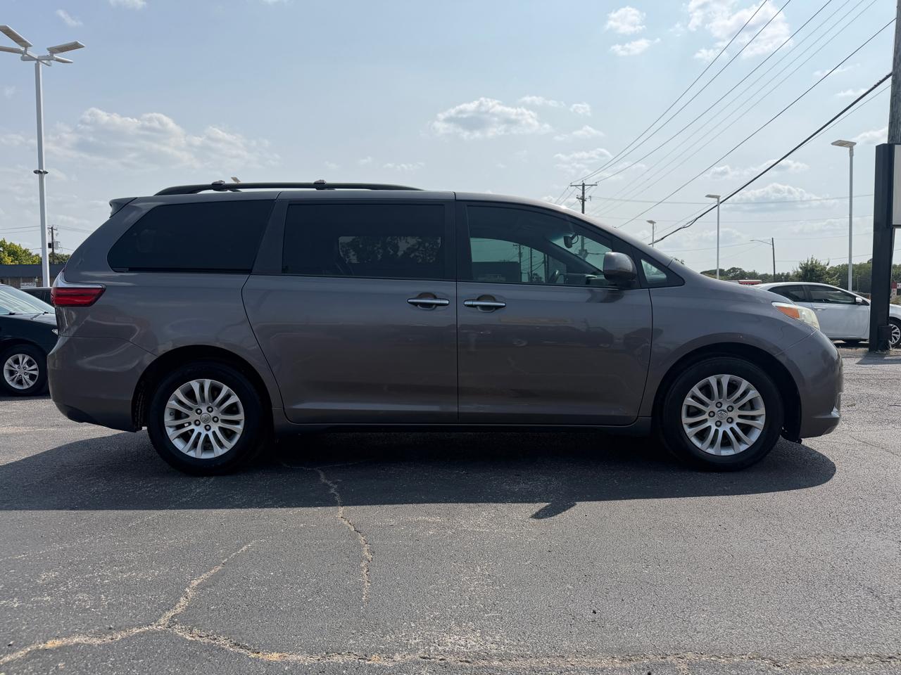 Toyota Sienna XLE 8-Pass V6 2017