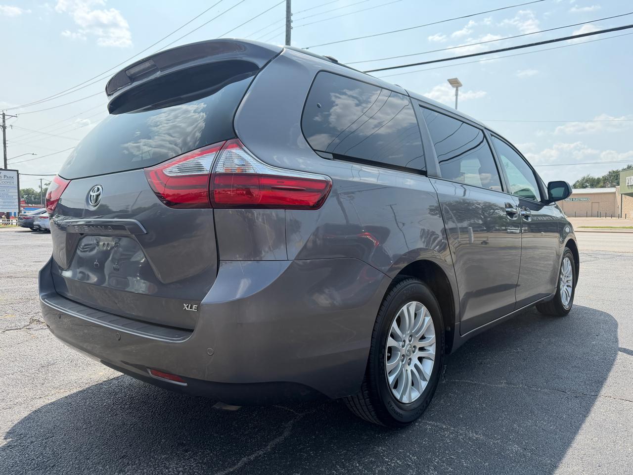 Toyota Sienna XLE 8-Pass V6 2017