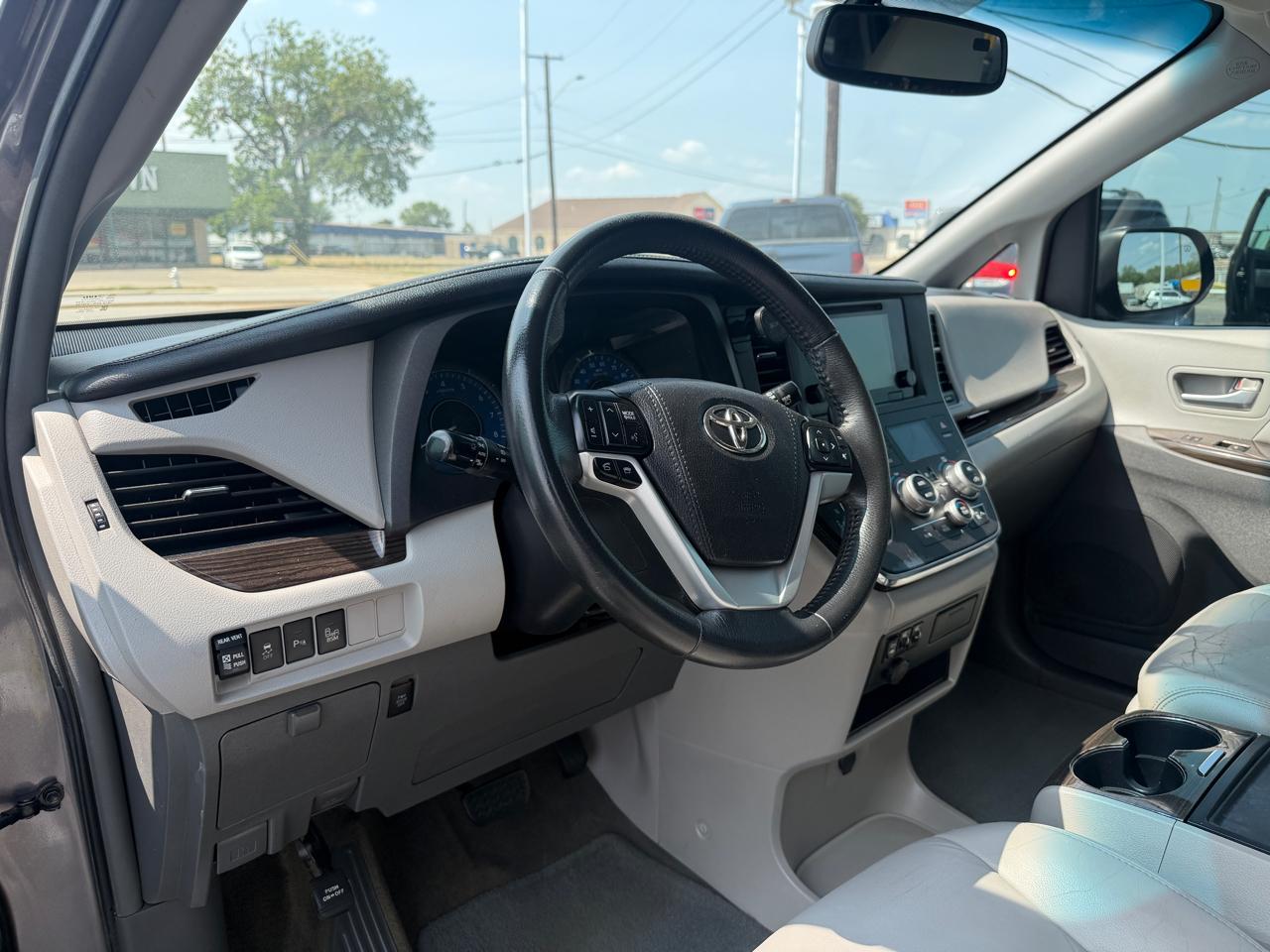 Toyota Sienna XLE 8-Pass V6 2017