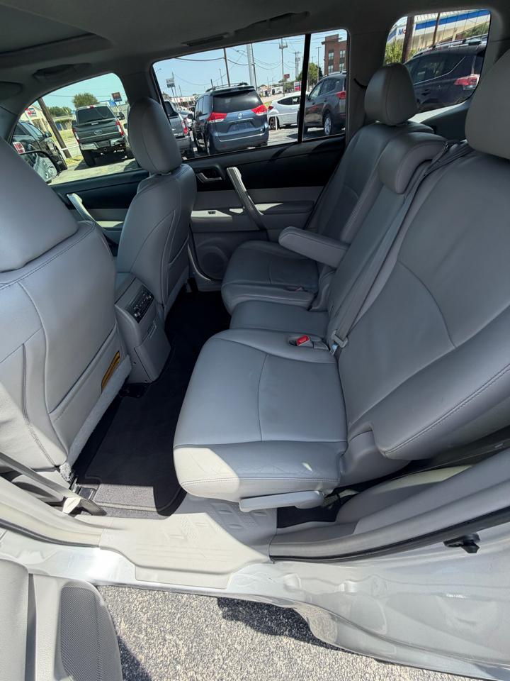 Toyota Highlander SE FWD V6 2013