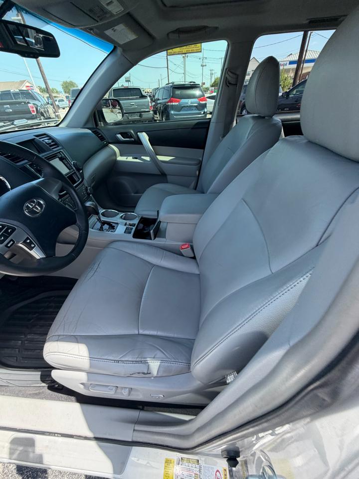 Toyota Highlander SE FWD V6 2013