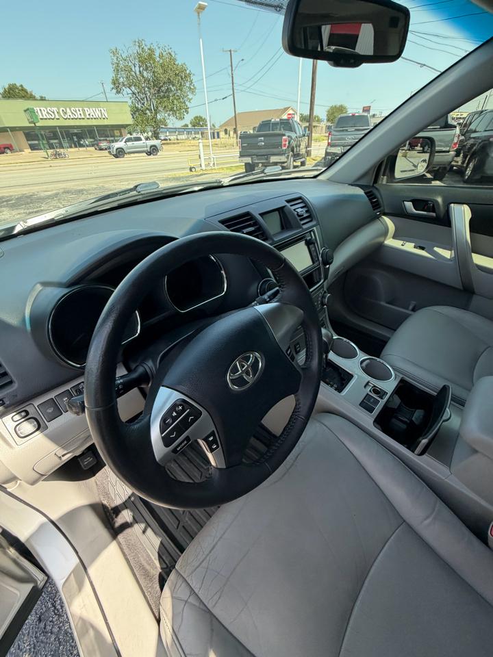Toyota Highlander SE FWD V6 2013