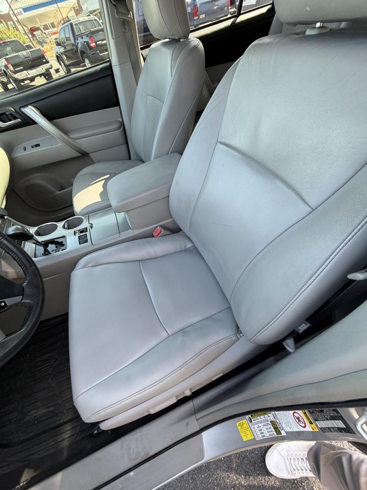 Toyota Highlander SE FWD V6 2013