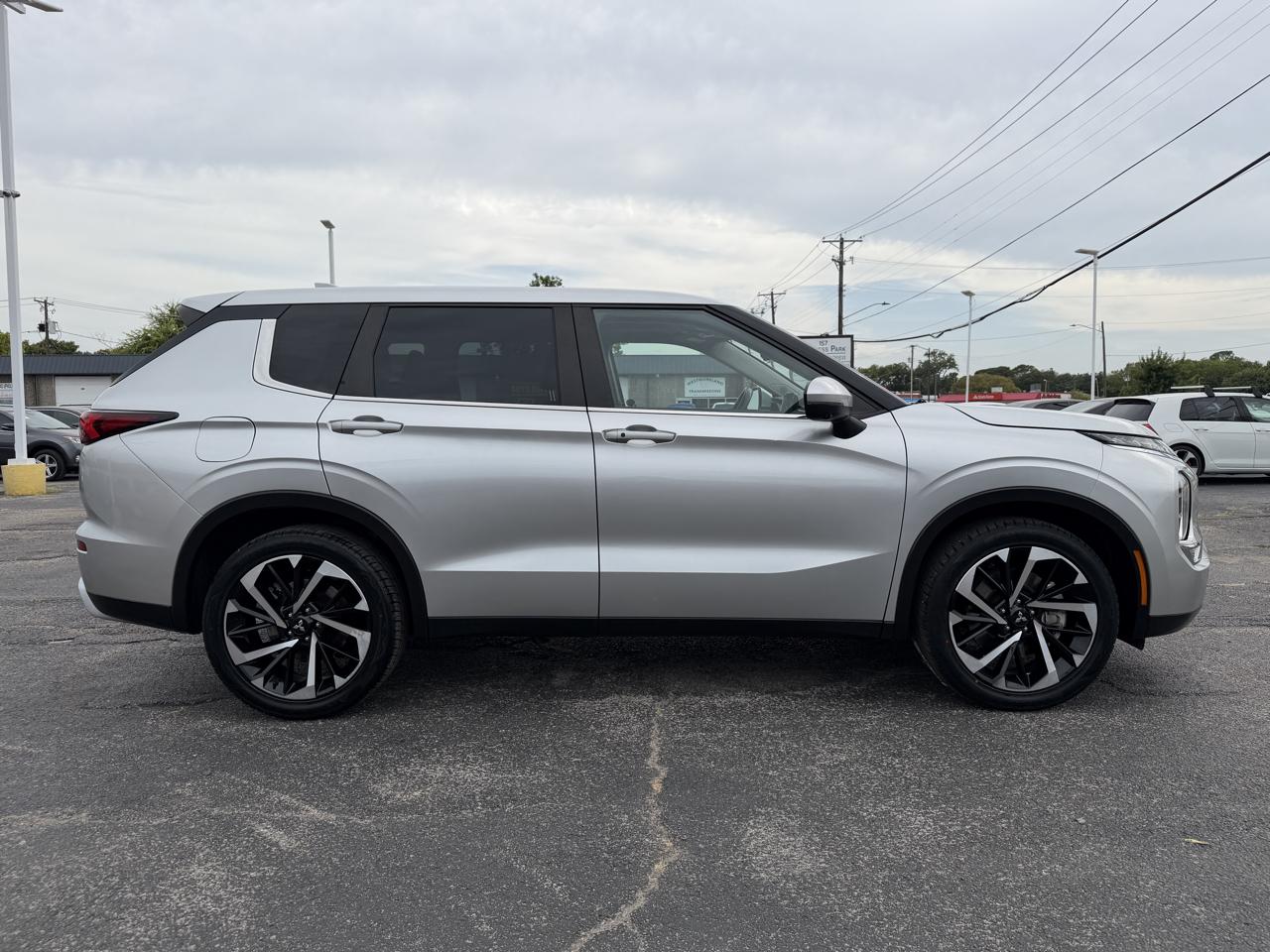 Mitsubishi Outlander SE 2WD 2023