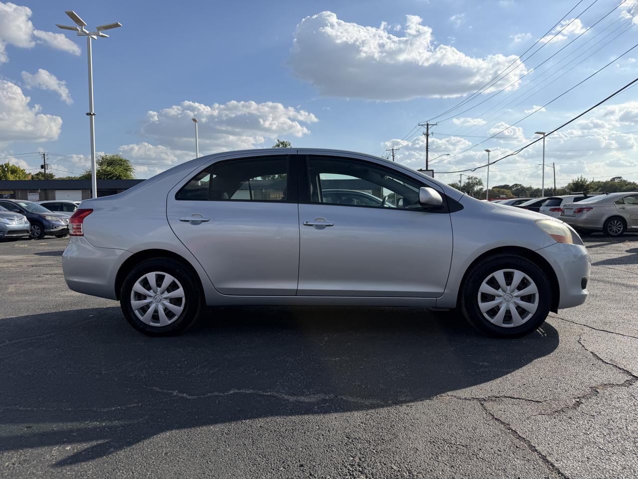 Toyota Yaris Sedan 4-Speed AT 2010