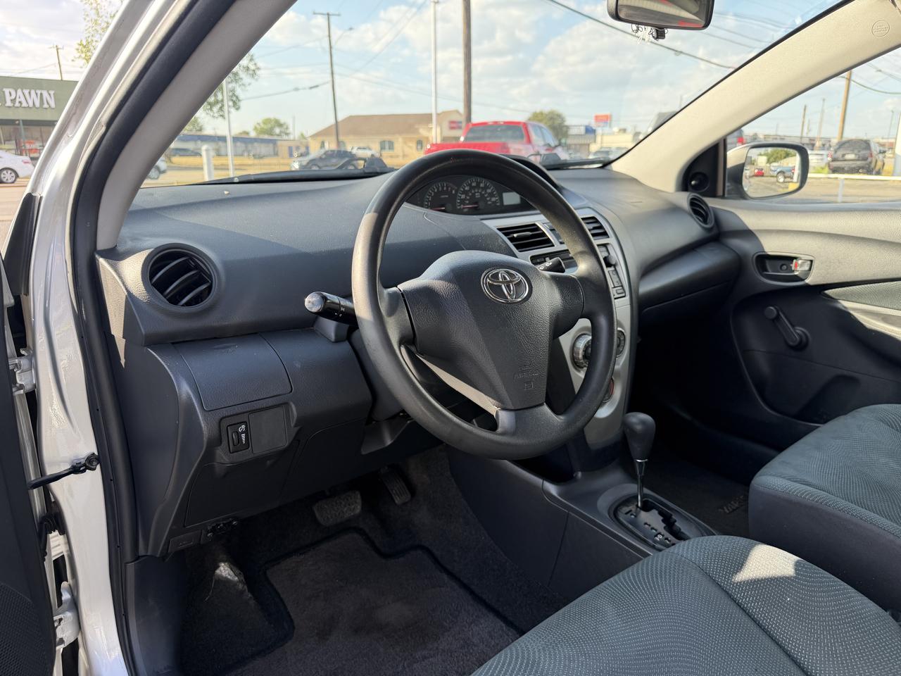 Toyota Yaris Sedan 4-Speed AT 2010