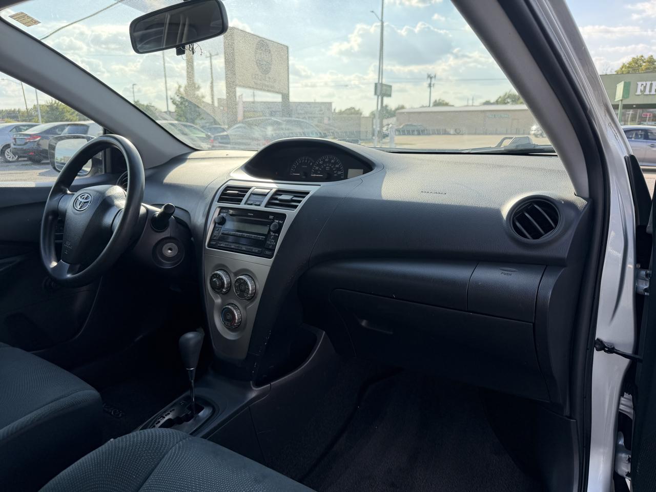 Toyota Yaris Sedan 4-Speed AT 2010