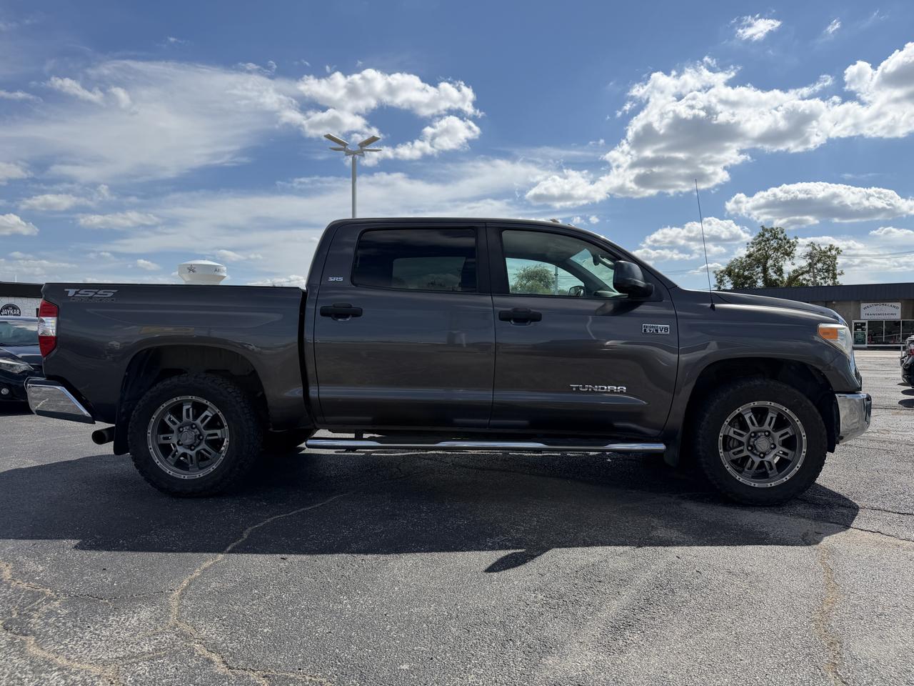 Toyota Tundra SR5 5.7L V8 FFV CrewMax 4WD 2017