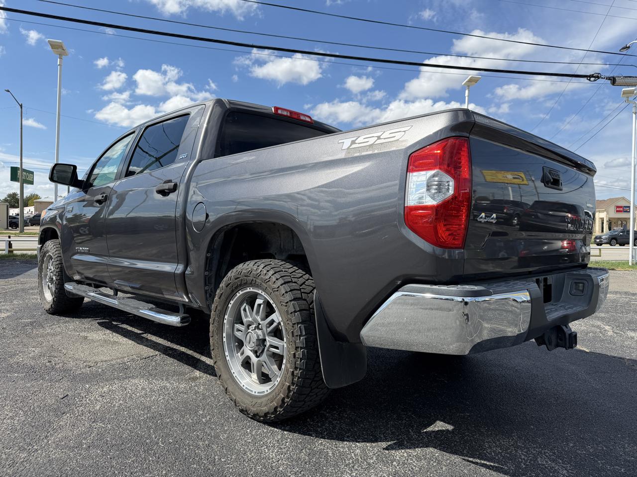 Toyota Tundra SR5 5.7L V8 FFV CrewMax 4WD 2017
