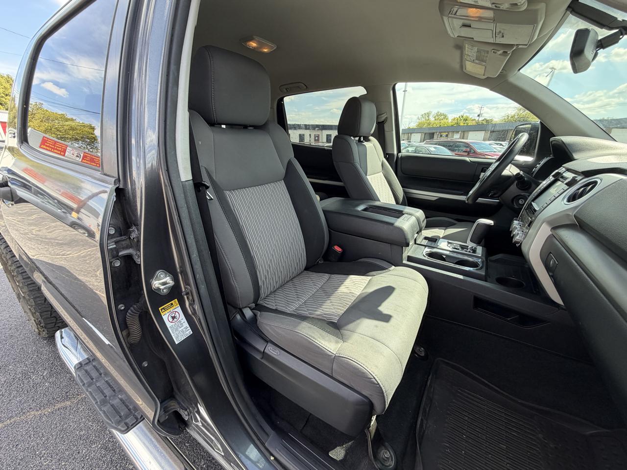 Toyota Tundra SR5 5.7L V8 FFV CrewMax 4WD 2017