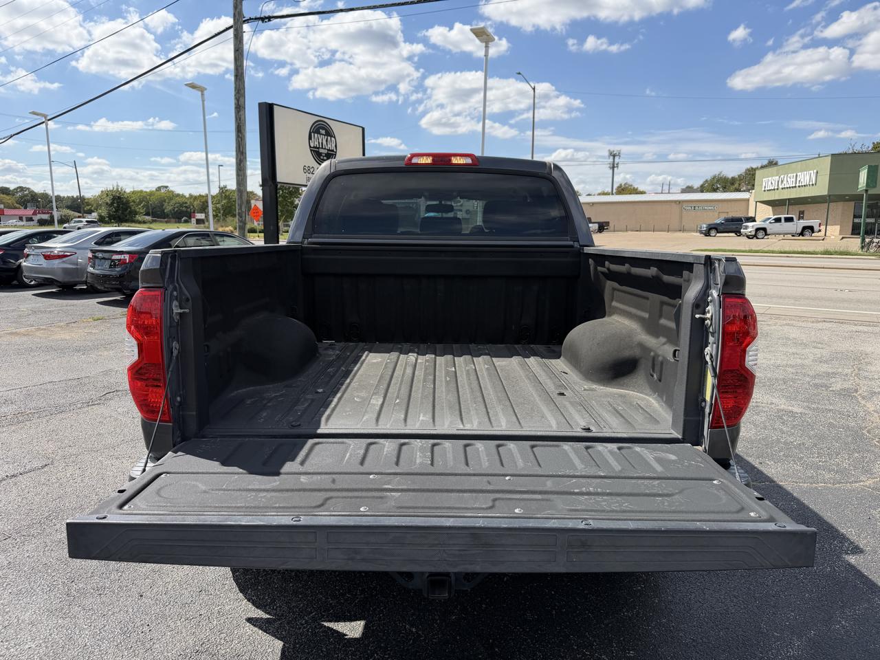 Toyota Tundra SR5 5.7L V8 FFV CrewMax 4WD 2017