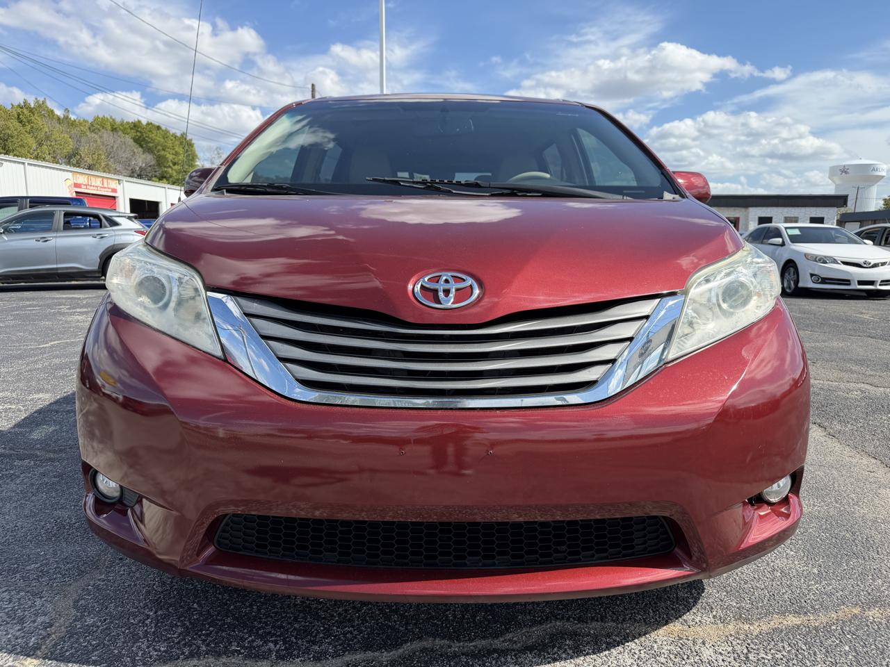 Toyota Sienna XLE FWD 8-Passenger V6 2012