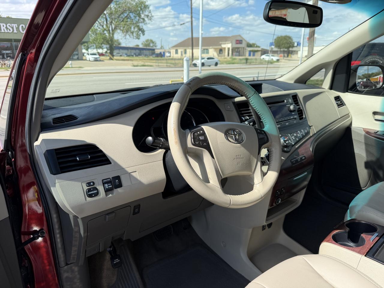 Toyota Sienna XLE FWD 8-Passenger V6 2012
