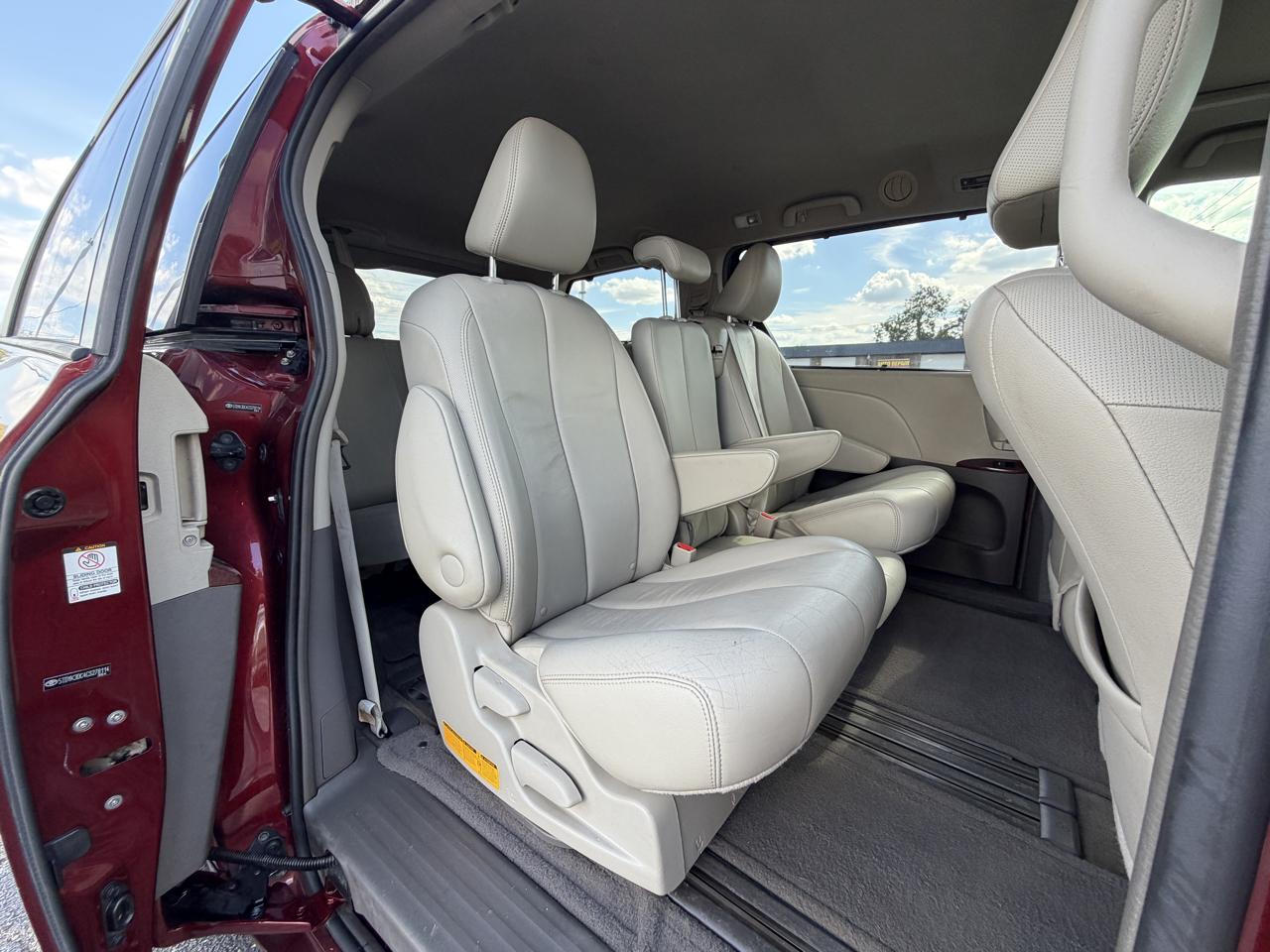 Toyota Sienna XLE FWD 8-Passenger V6 2012