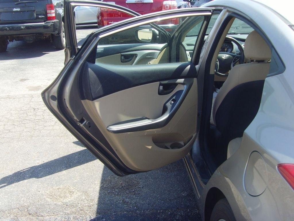 Hyundai Elantra  2013