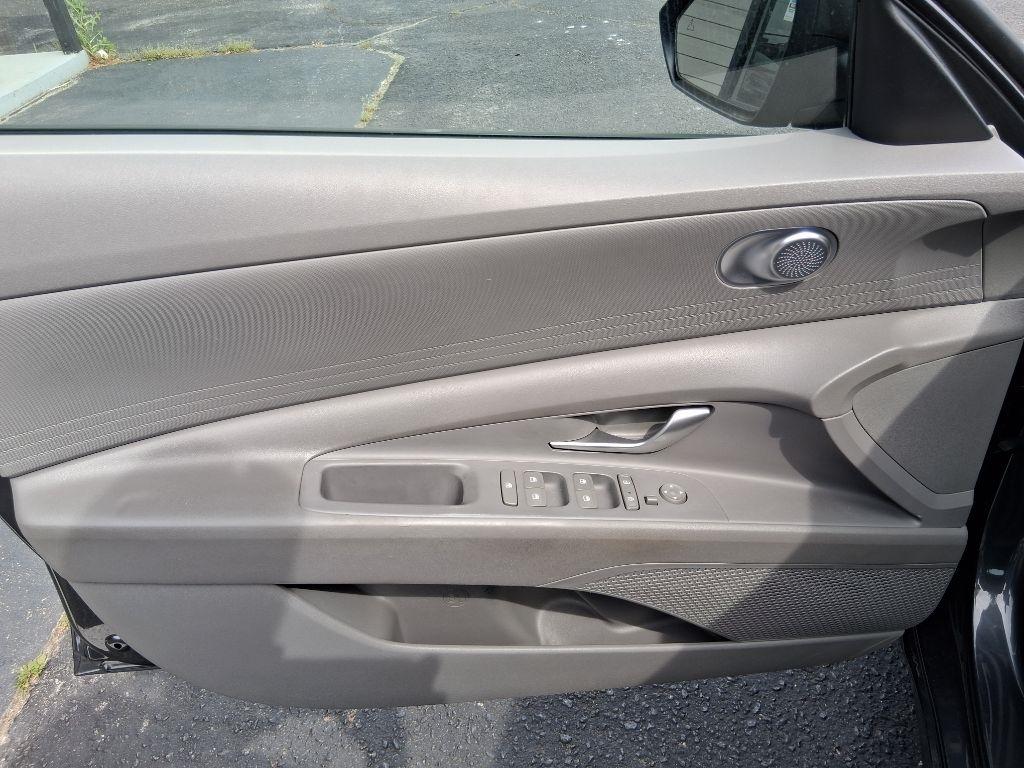 Hyundai Elantra  2022