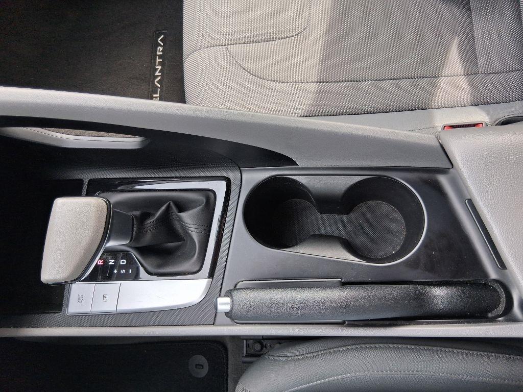 Hyundai Elantra  2022