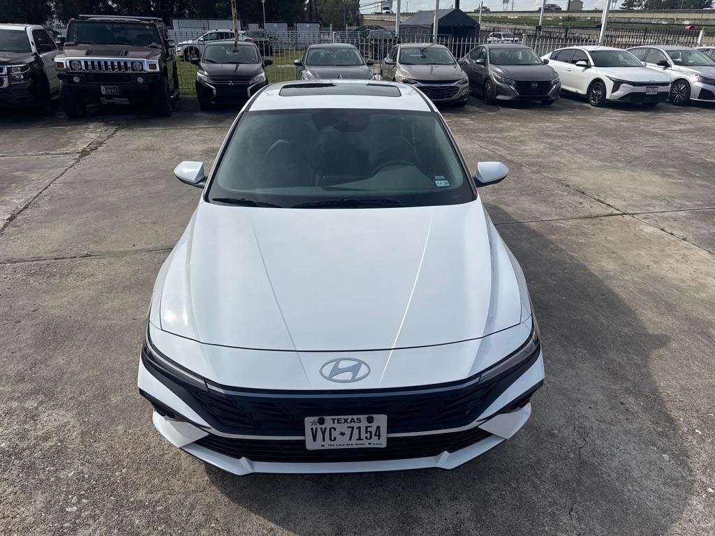 Hyundai Elantra photo 3
