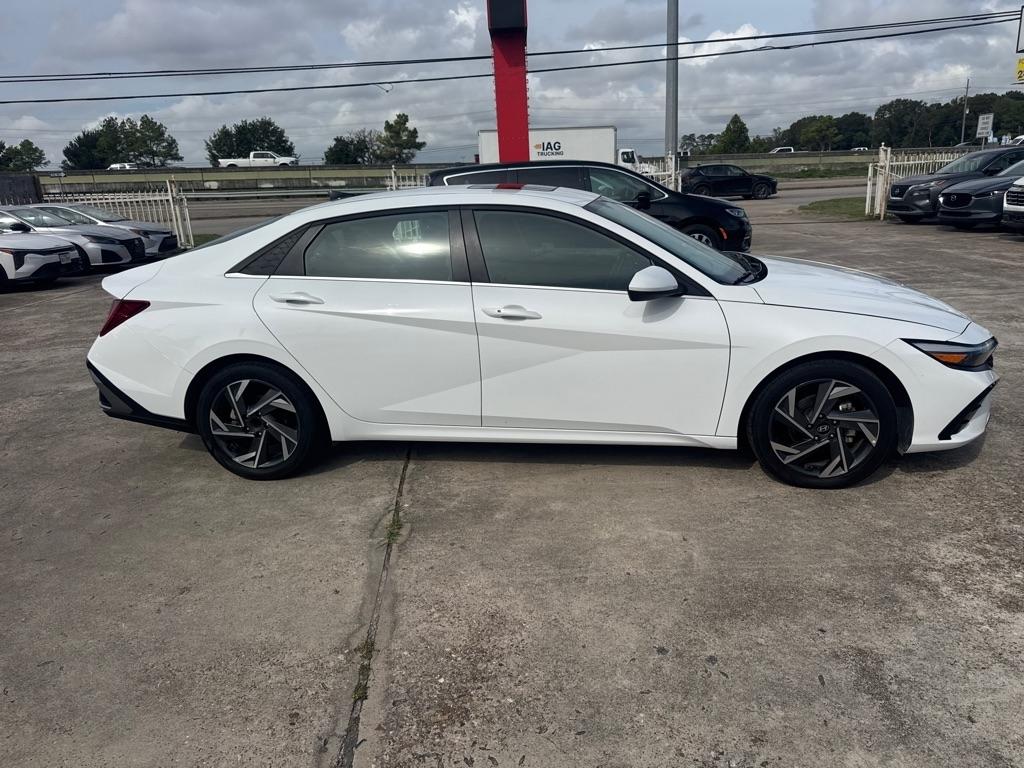 Hyundai Elantra photo 4
