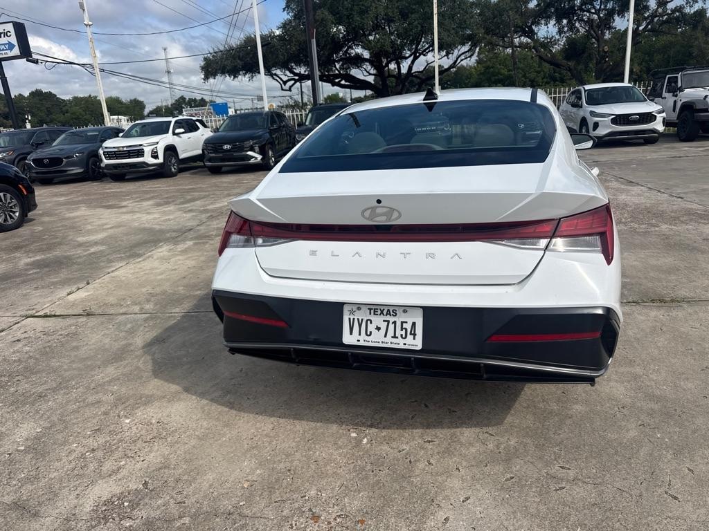 Hyundai Elantra photo 6