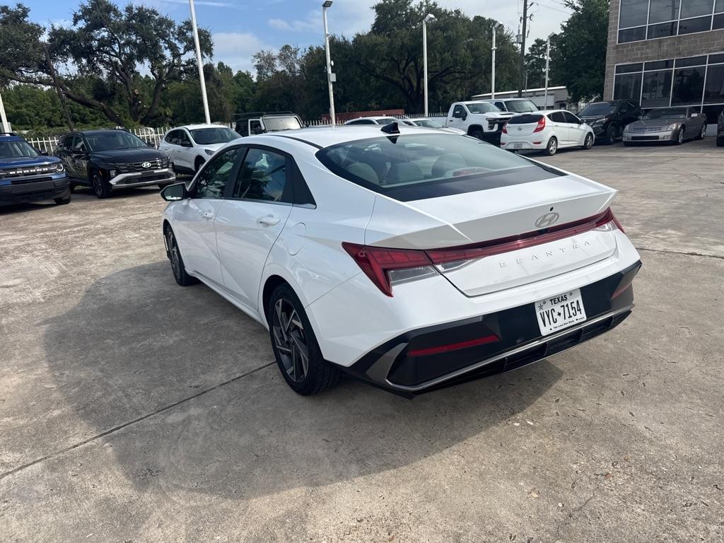 Hyundai Elantra photo 7