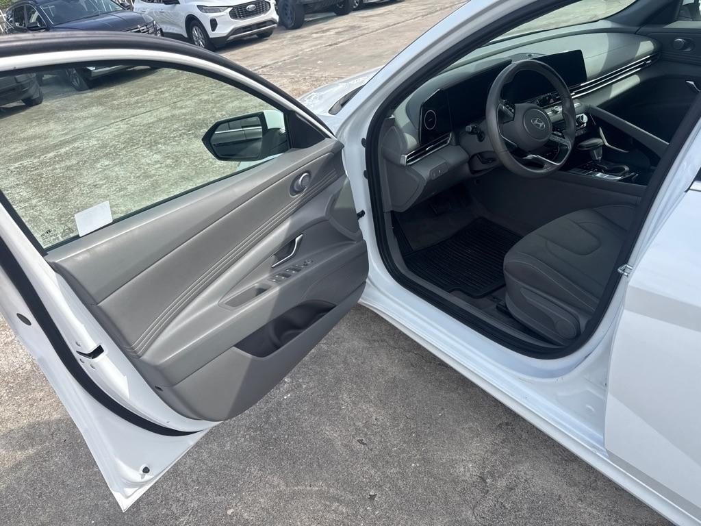 Hyundai Elantra photo 11