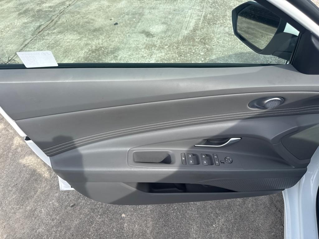 Hyundai Elantra photo 12