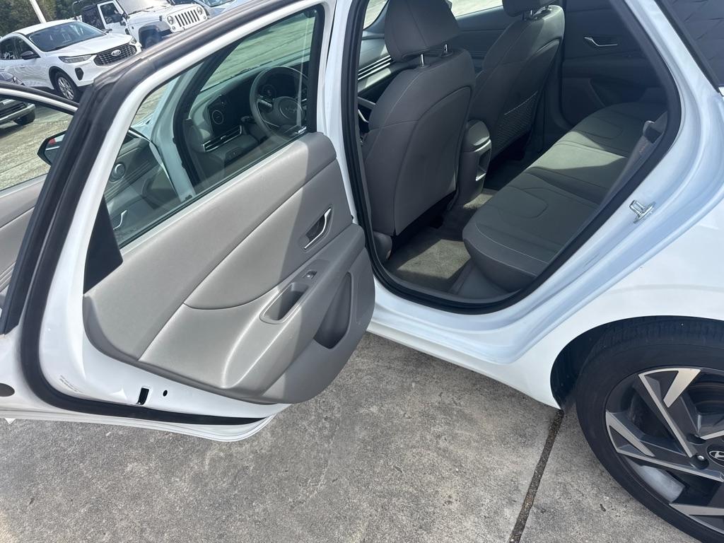 Hyundai Elantra photo 14