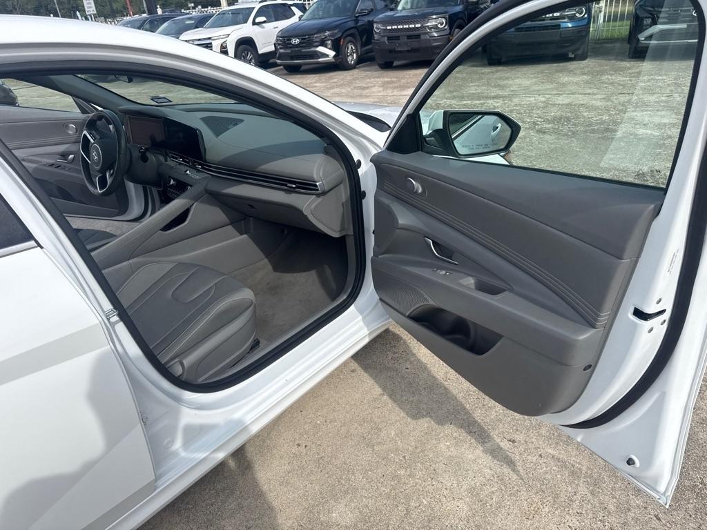 Hyundai Elantra photo 20