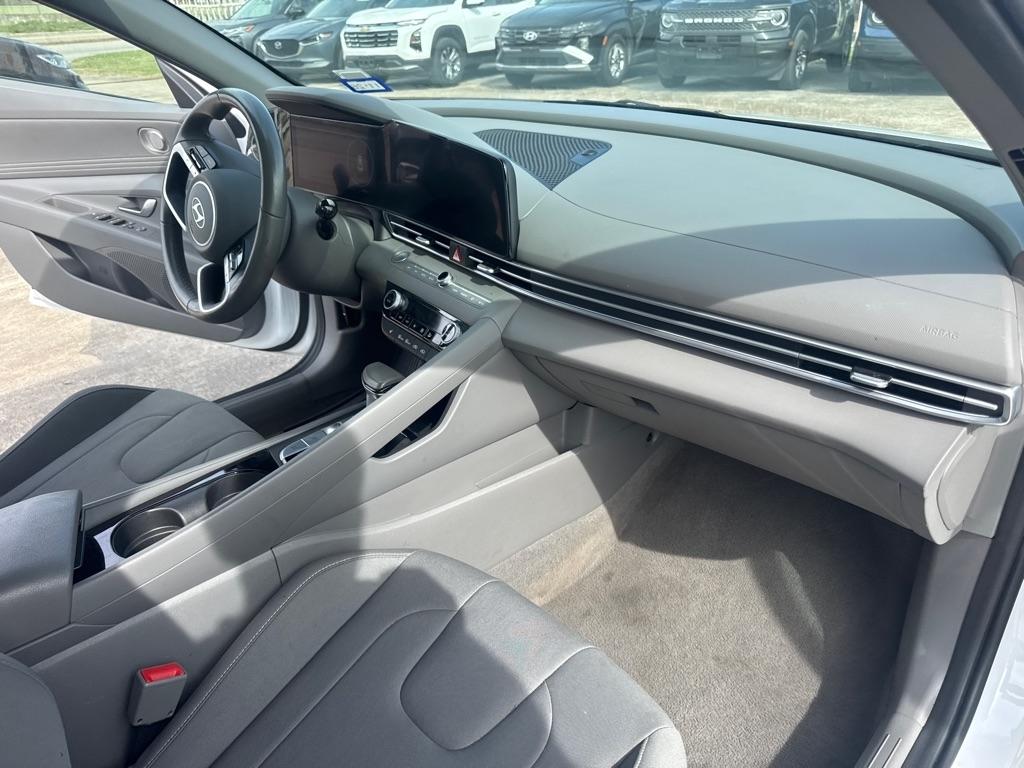 Hyundai Elantra photo 23
