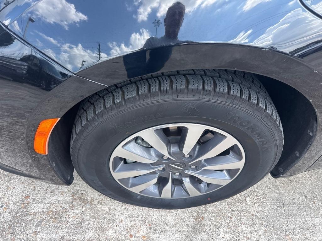 Chrysler Pacifica photo 11