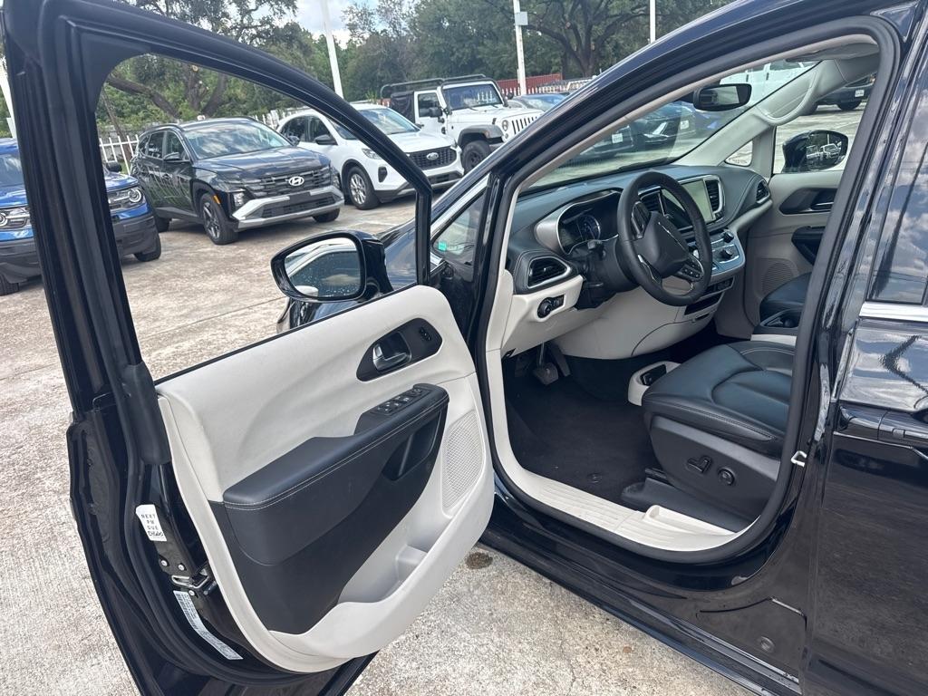 Chrysler Pacifica photo 12