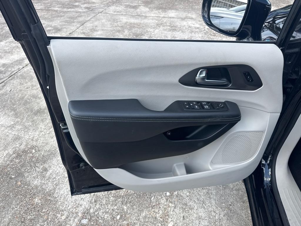 Chrysler Pacifica photo 13