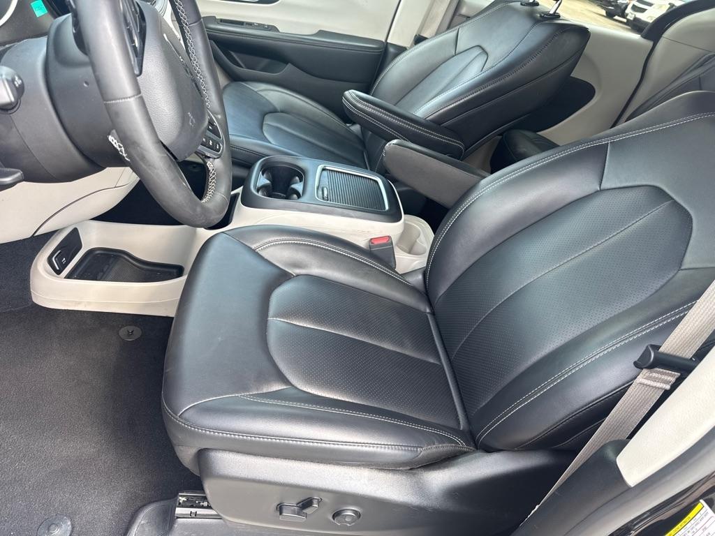 Chrysler Pacifica photo 14