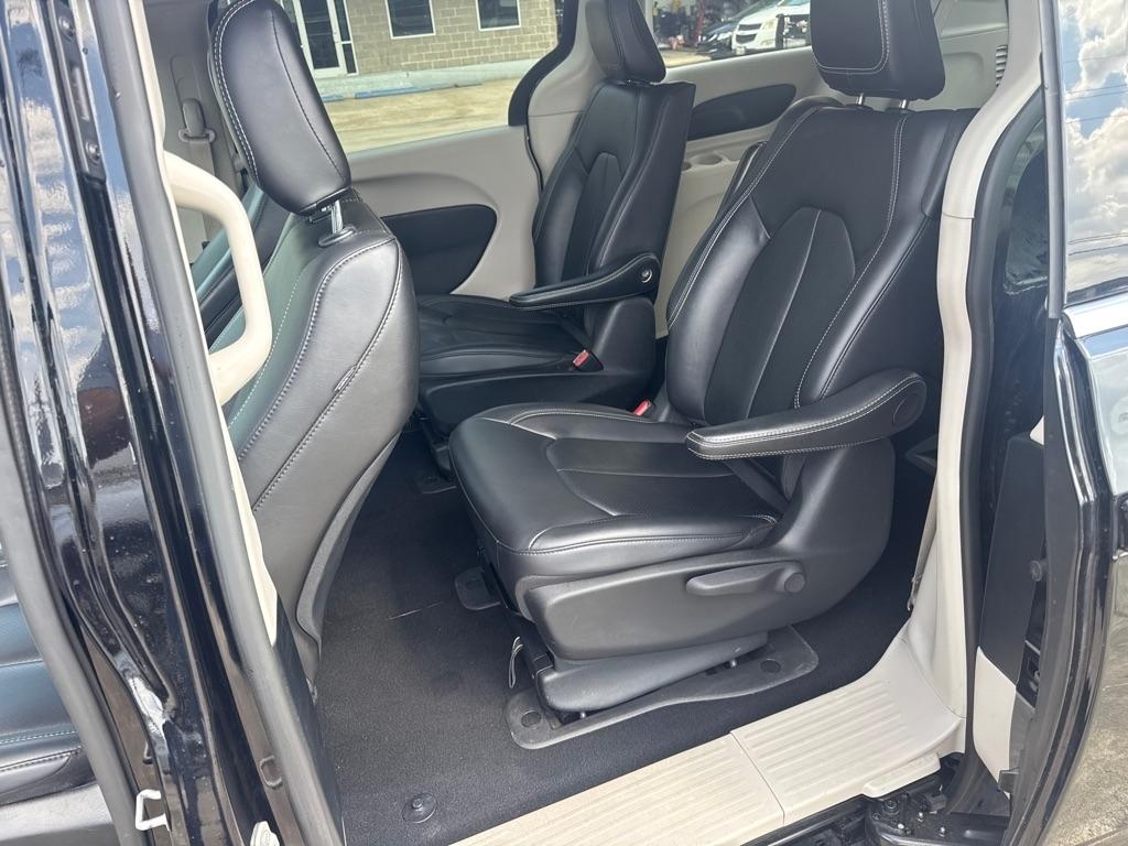 Chrysler Pacifica photo 15