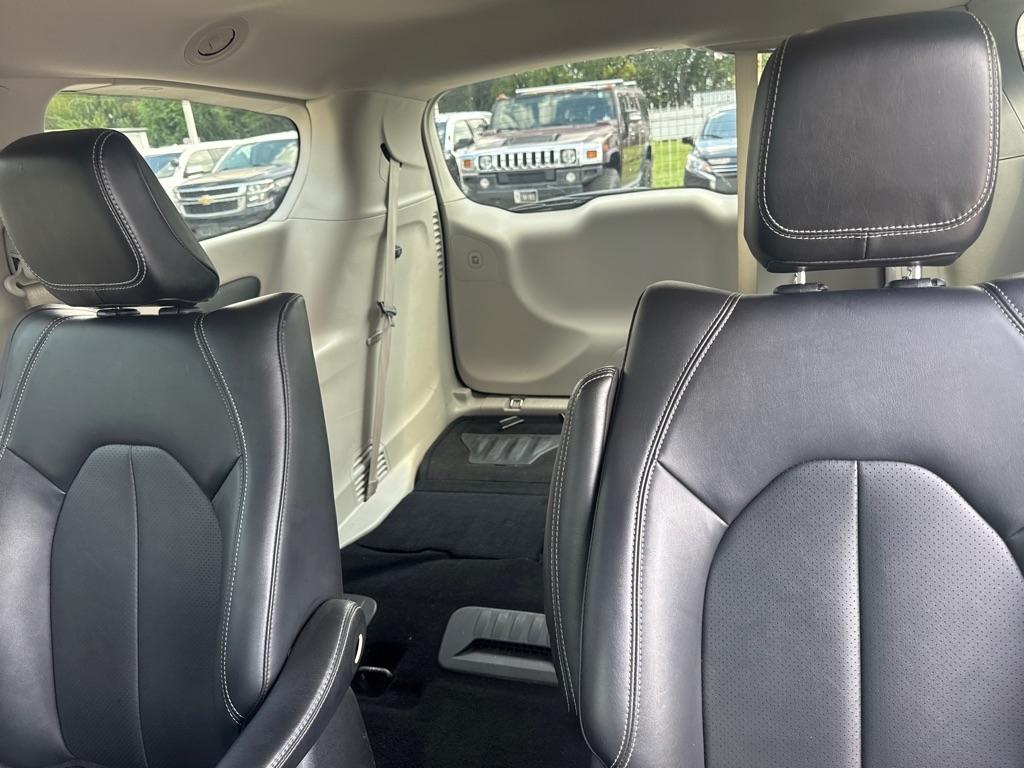 Chrysler Pacifica photo 16
