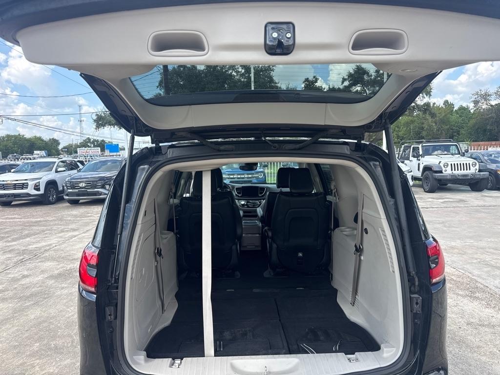 Chrysler Pacifica photo 17