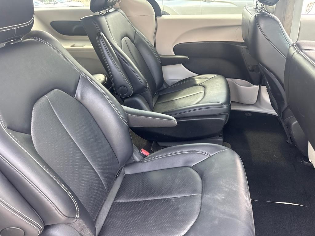 Chrysler Pacifica photo 20