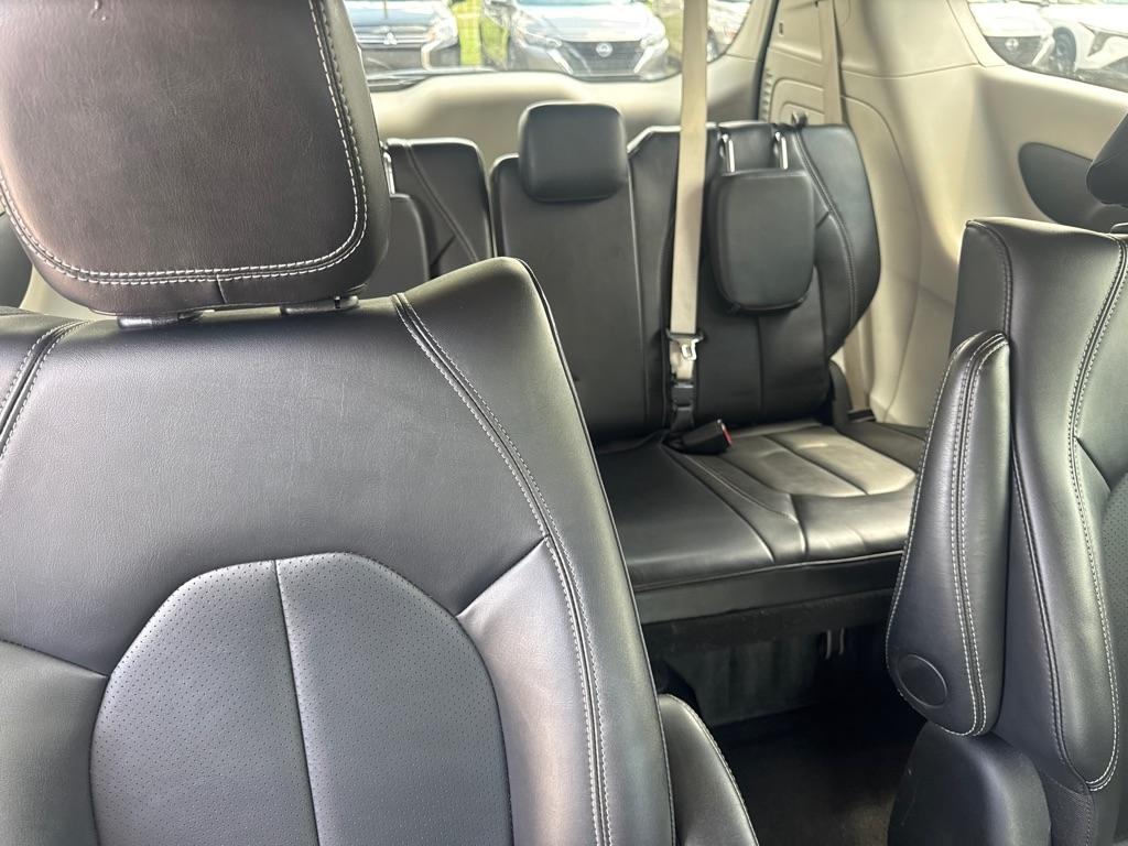 Chrysler Pacifica photo 21
