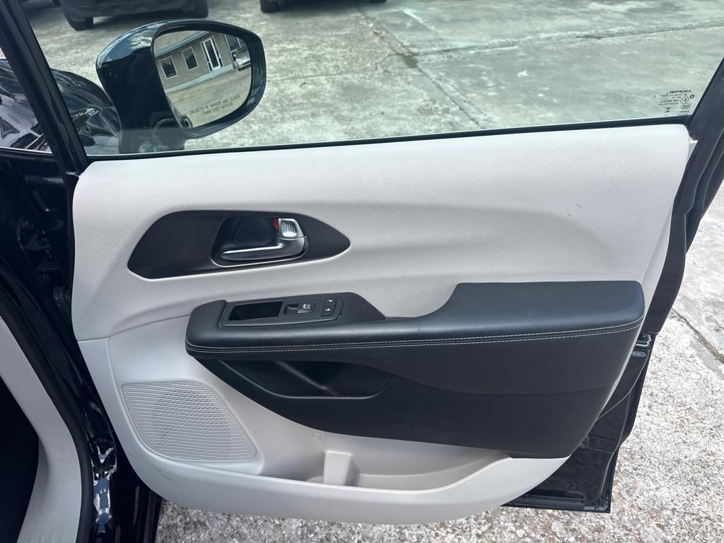 Chrysler Pacifica photo 23
