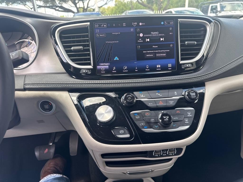 Chrysler Pacifica photo 30