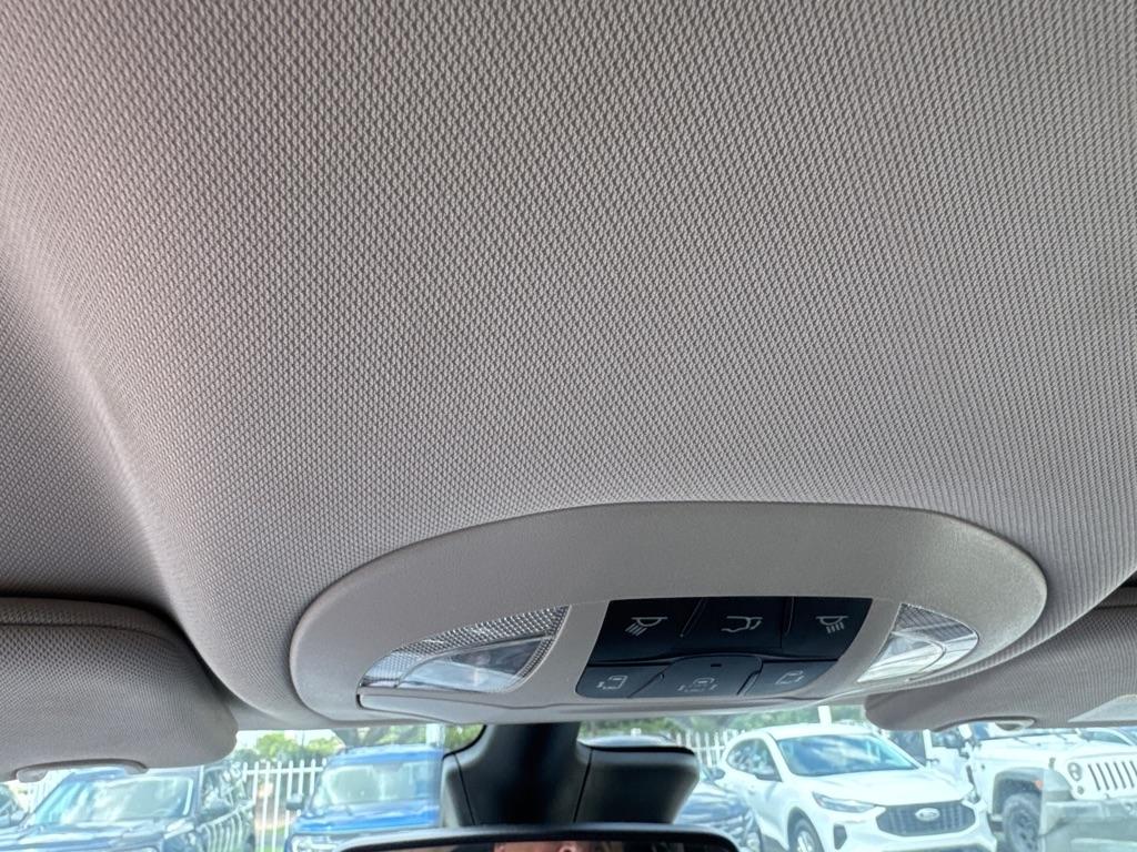 Chrysler Pacifica photo 32