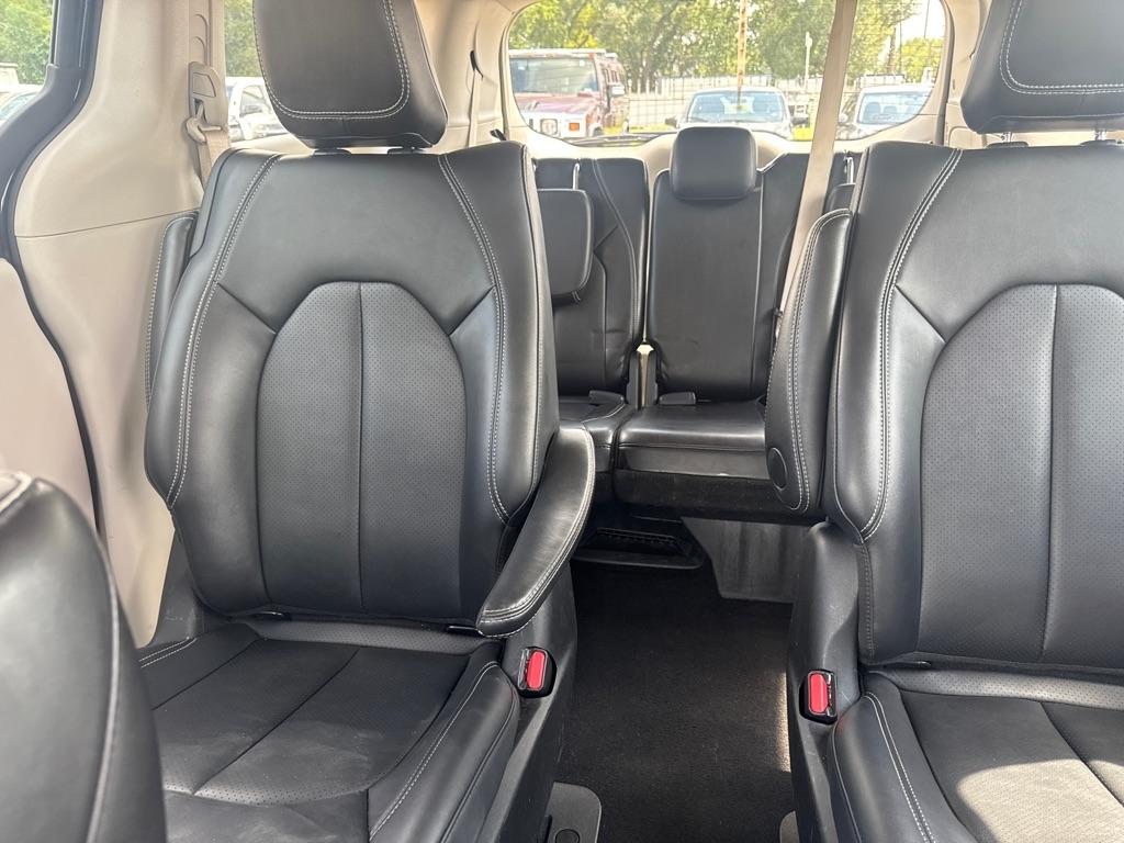 Chrysler Pacifica photo 33