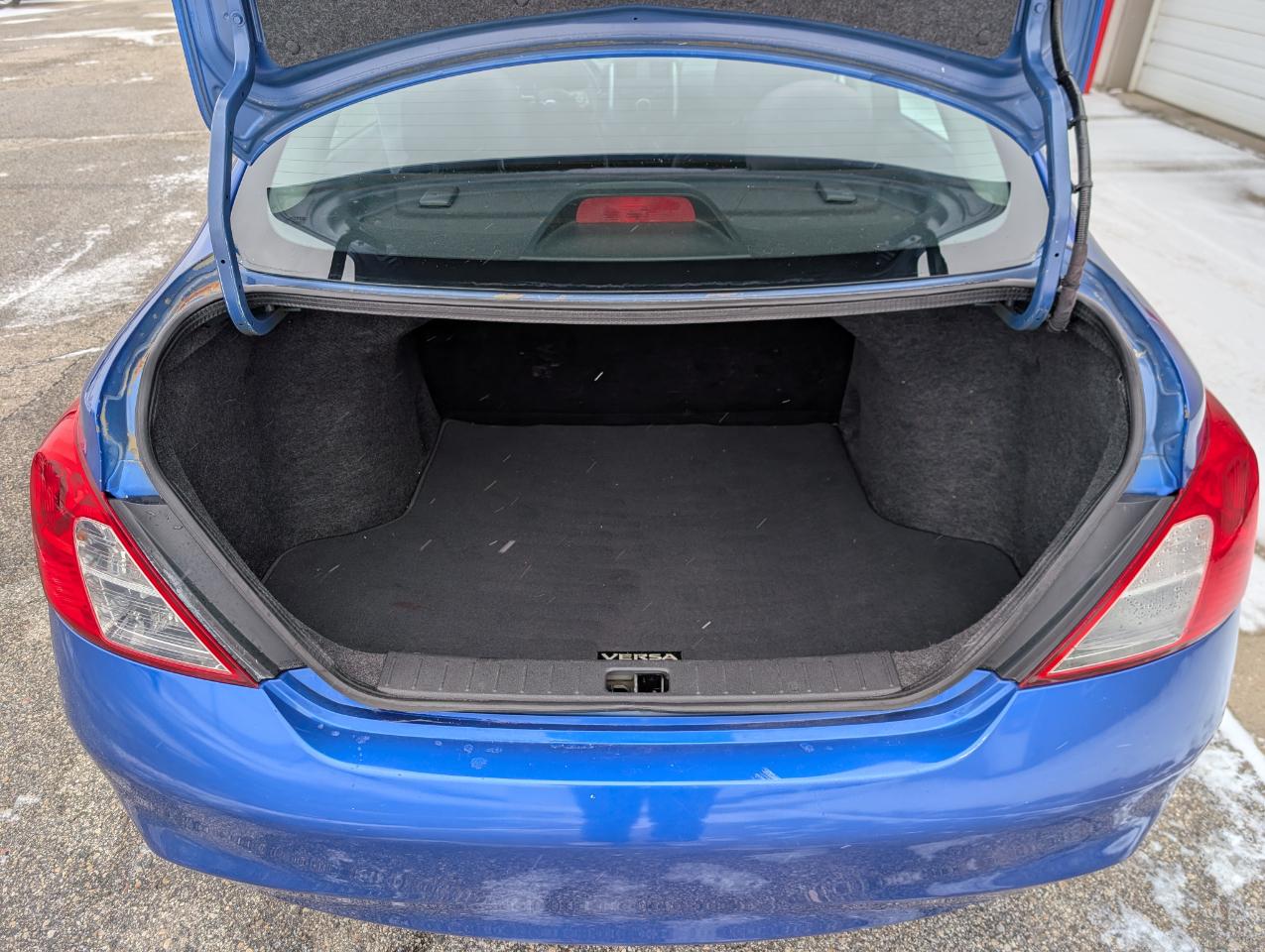 Nissan Versa 1.6 SV Sedan 2012