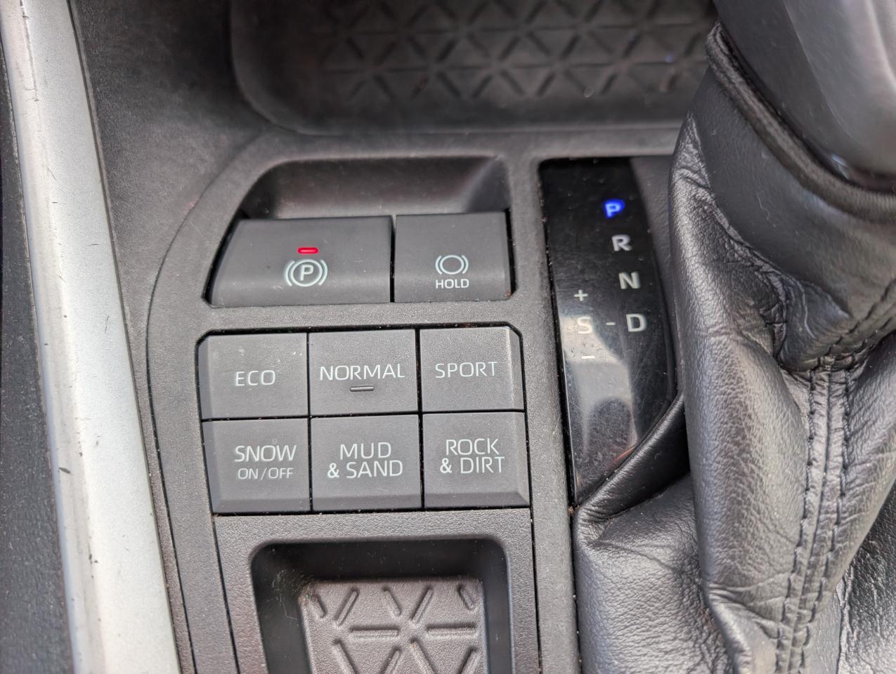 Toyota RAV4 LE AWD 2021
