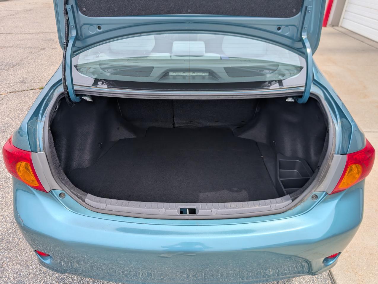 Toyota Corolla 4dr Sdn Base Auto 2010