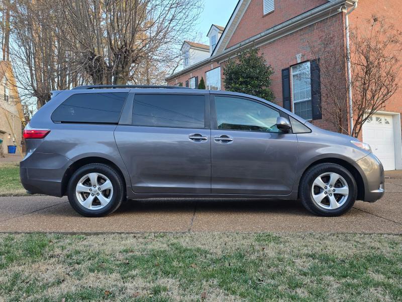 Toyota Sienna LE 8-Passenger 2017