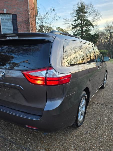 Toyota Sienna LE 8-Passenger 2017