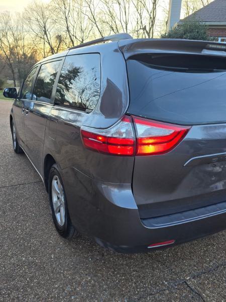 Toyota Sienna LE 8-Passenger 2017